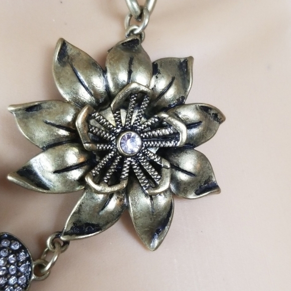 Charming Charlie chuncky Gold flower necklace - Picture 6 of 6